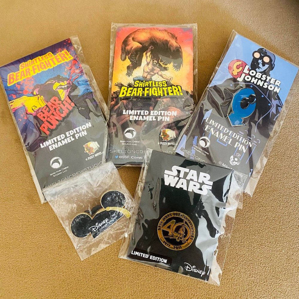 Bundle of 5 collector's pins